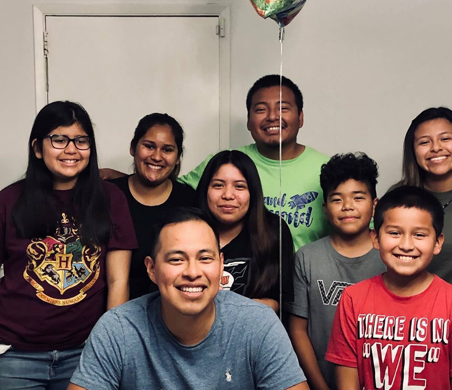 Maltish Lorenzo – camisa gris – festeja con su familia su graduación de médico en la Universidad de Harvard. (Foto Prensa Libre: Tomada de Facebook de Maltish Lorenzo) 
