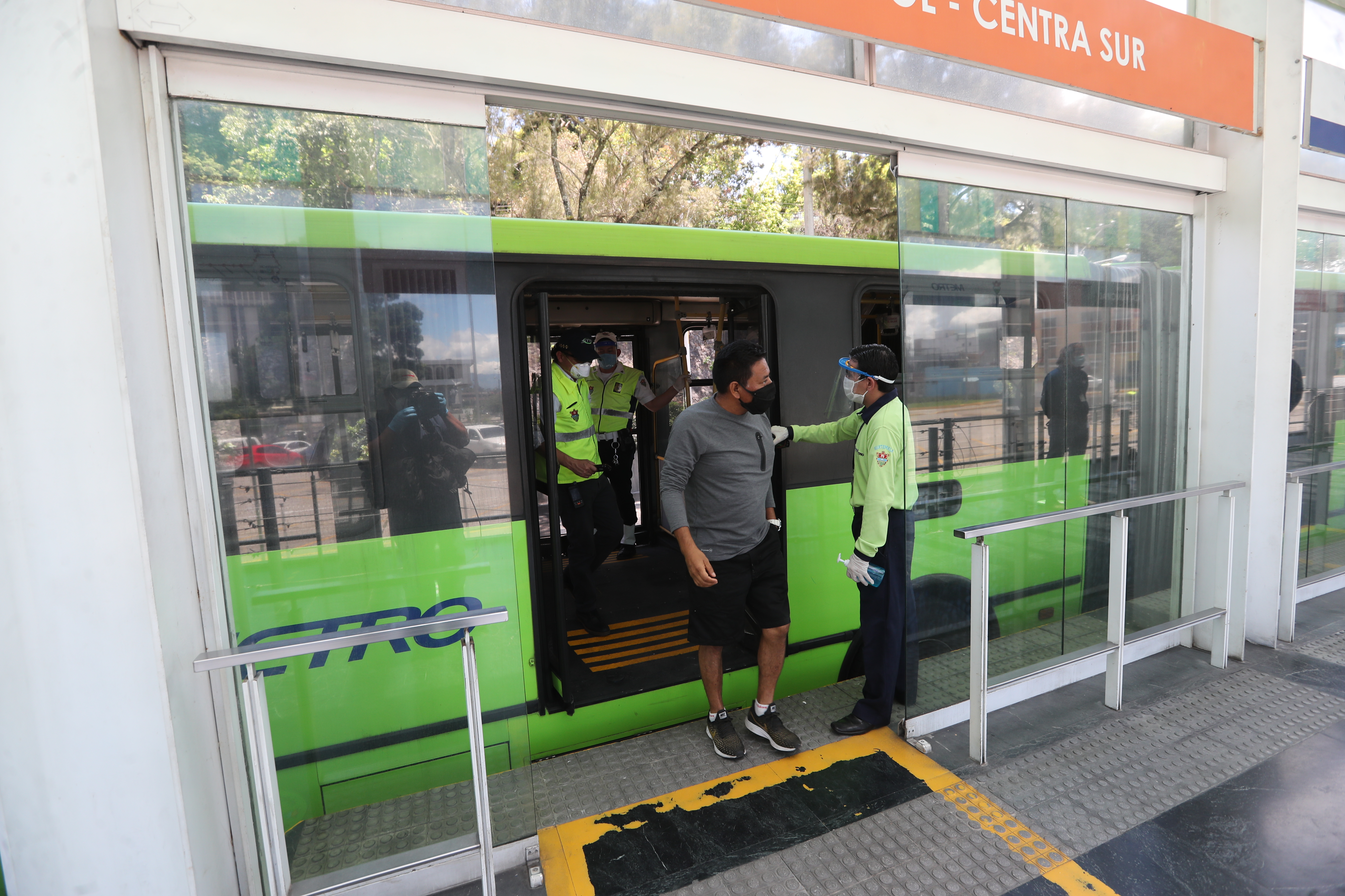 Unos US$22.3 millones (Q171 millones) es el impacto económico en la Capital por la no operación del servicio del Transmetro o lo que se pierde a la semana por el efecto del coronavirus, según las estimaciones de la Fundación para el Desarrollo de Guatemala (Fundesa). (Foto Prensa Libre: Érick Ávila)