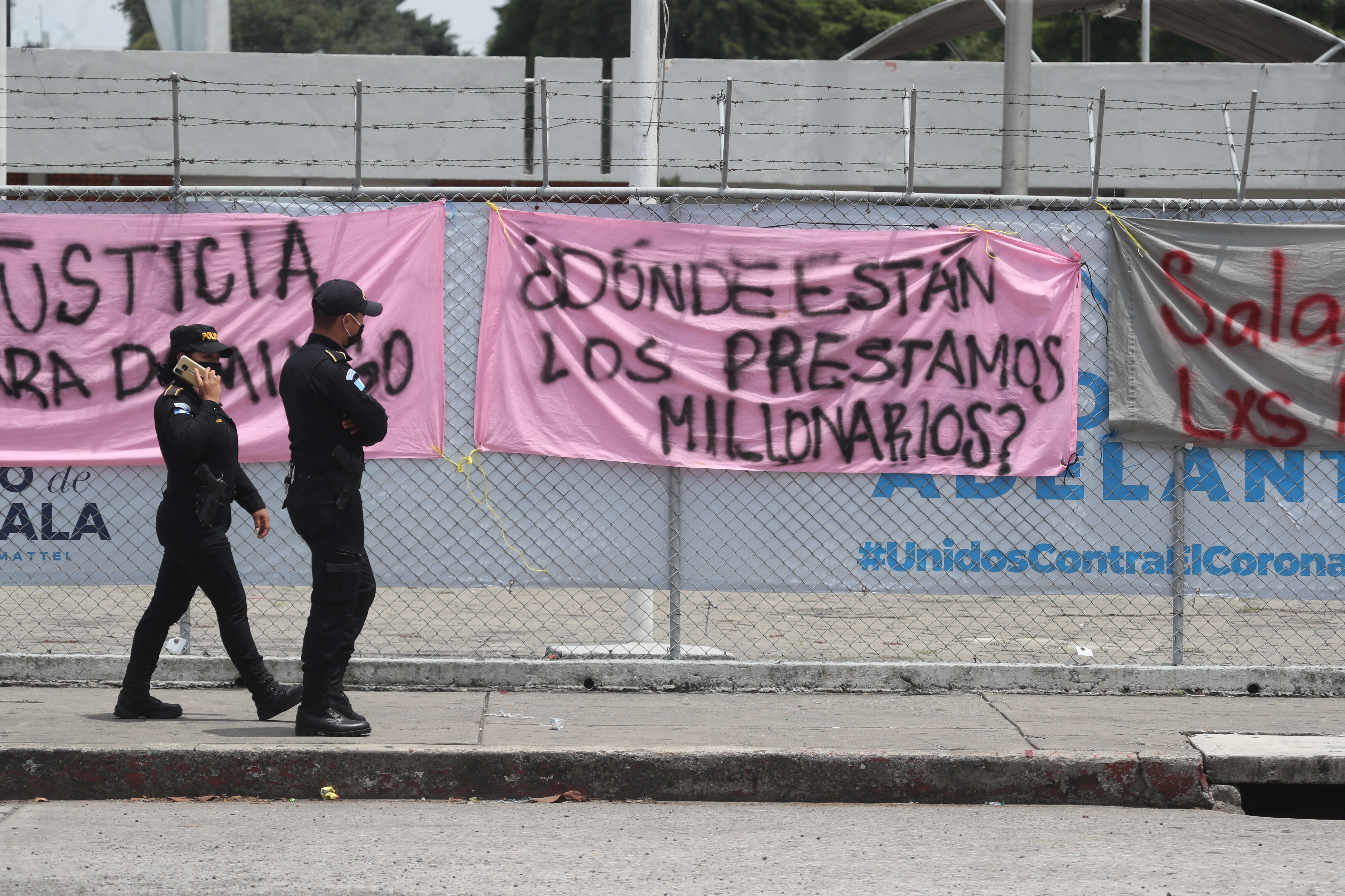 Pintas en los alrededores del hospital temporal del Parque de la industria se observas en señal de protesta por las precarias condiciones en que los médicos atienden a pacientes de covid-19. (Foto Prensa Libre: Hemeroteca PL)