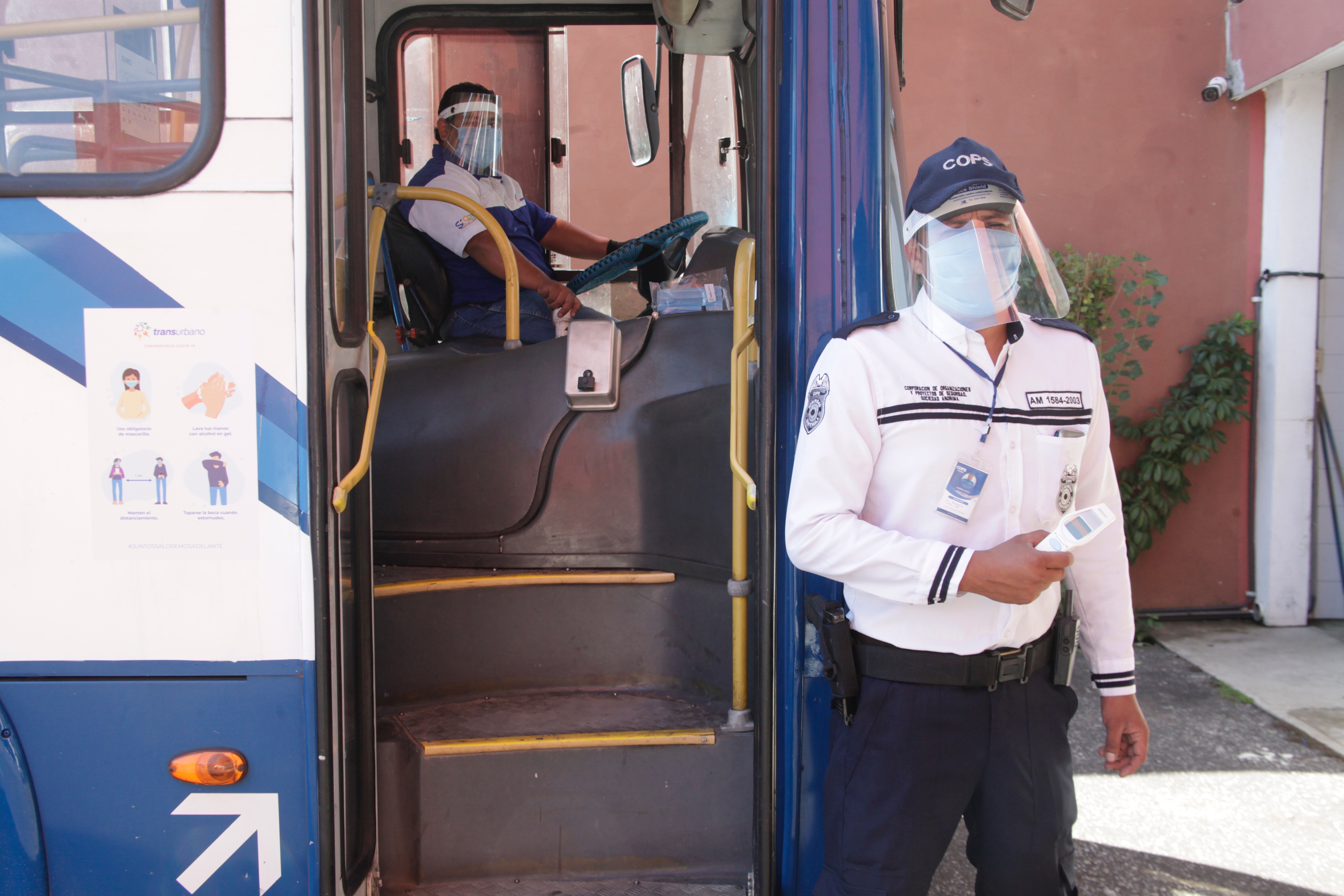 El 85% de los consultados por ProDatos dijo que no estaría de acuerdo con abrir el transporte público de pasajeros y 15% respondió que sí. Los servicios se encuentran suspendidos desde marzo para evitar contagios por el covid-19. (Foto Prensa Libre: Noé Medina)