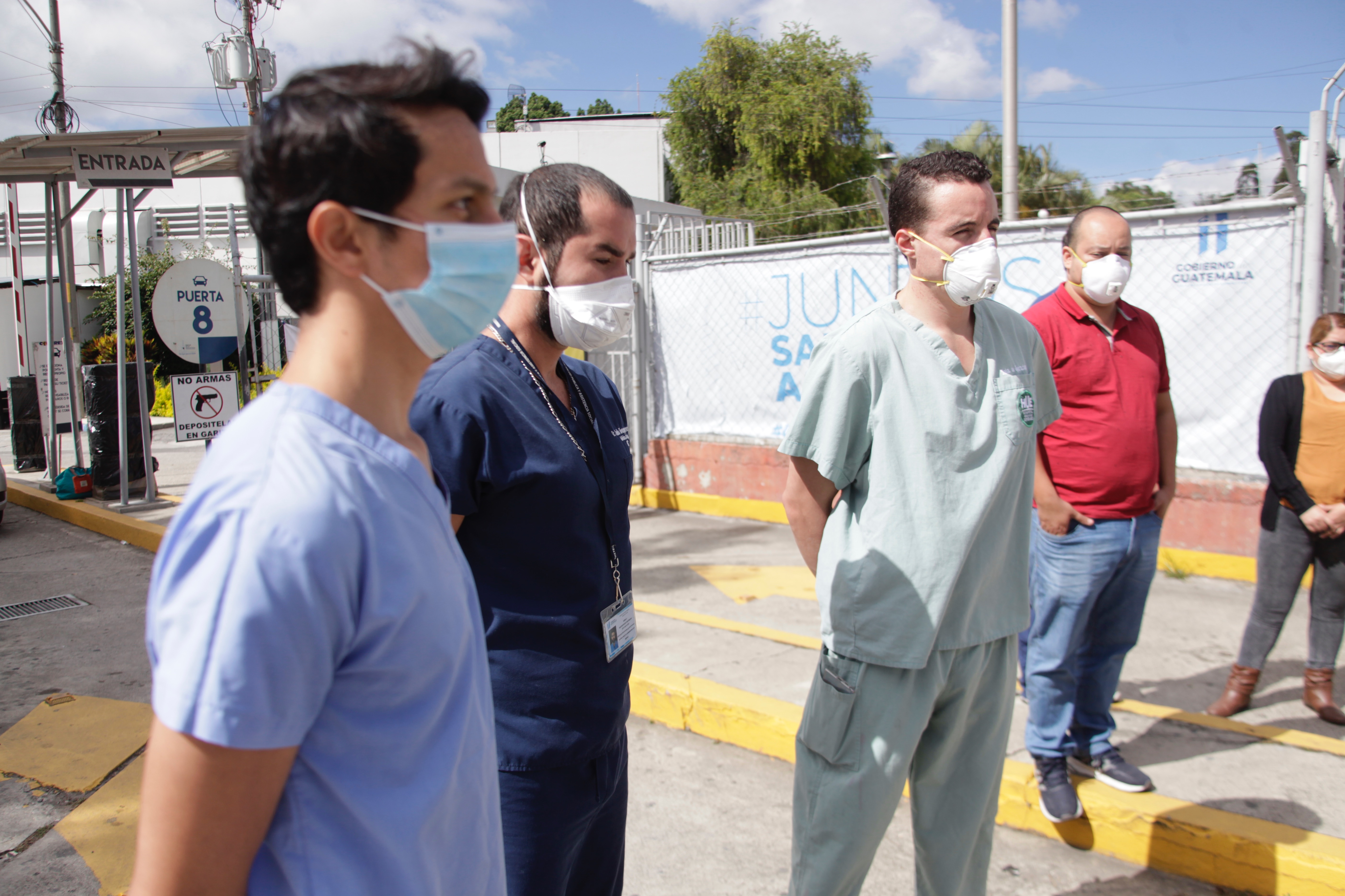 El personal médico y de enfermería del hospital temporal del Parque de la Industria han denunciado en repetidas ocasiones falta de insumos. Fotografía: Prensa Libre (Noé Medina)
