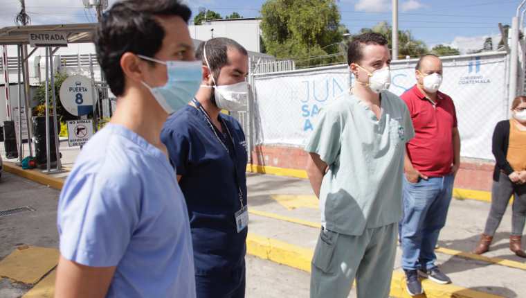 El personal médico y de enfermería del hospital temporal del Parque de la Industria han denunciado en repetidas ocasiones falta de insumos. Fotografía: Prensa Libre (Noé Medina)