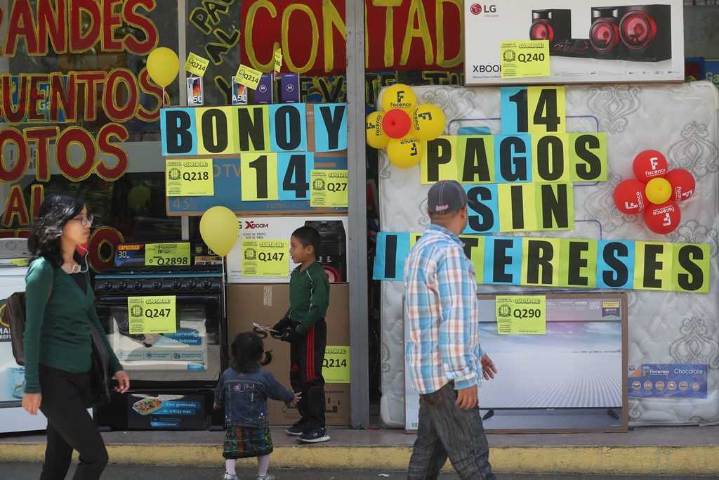 A pesar del coronavirus, se espera que la economía se beneficie del bono 14. (Foto Prensa Libre: Hemeroteca PL)