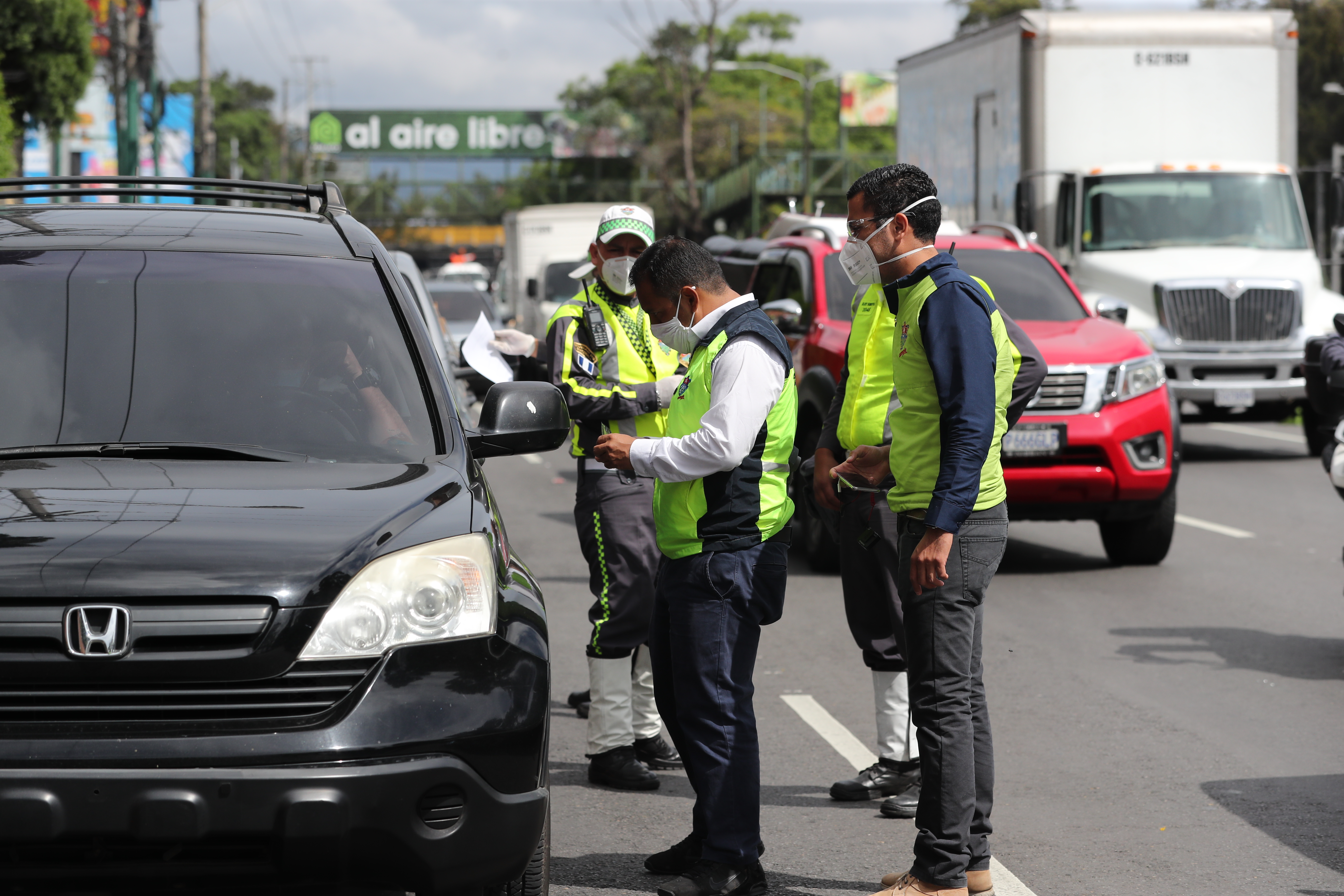 La PMT efectúa operativos de tránsito en distintos puntos para verificar que se respeten las restricciones para circular.(Foto Prensa Libre: Erick Ávila)