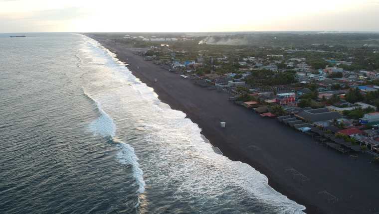 Las autoridades advierte de fuerte oleaje en el Pacífico. (Foto Prensa Libre: Hemeroteca PL)