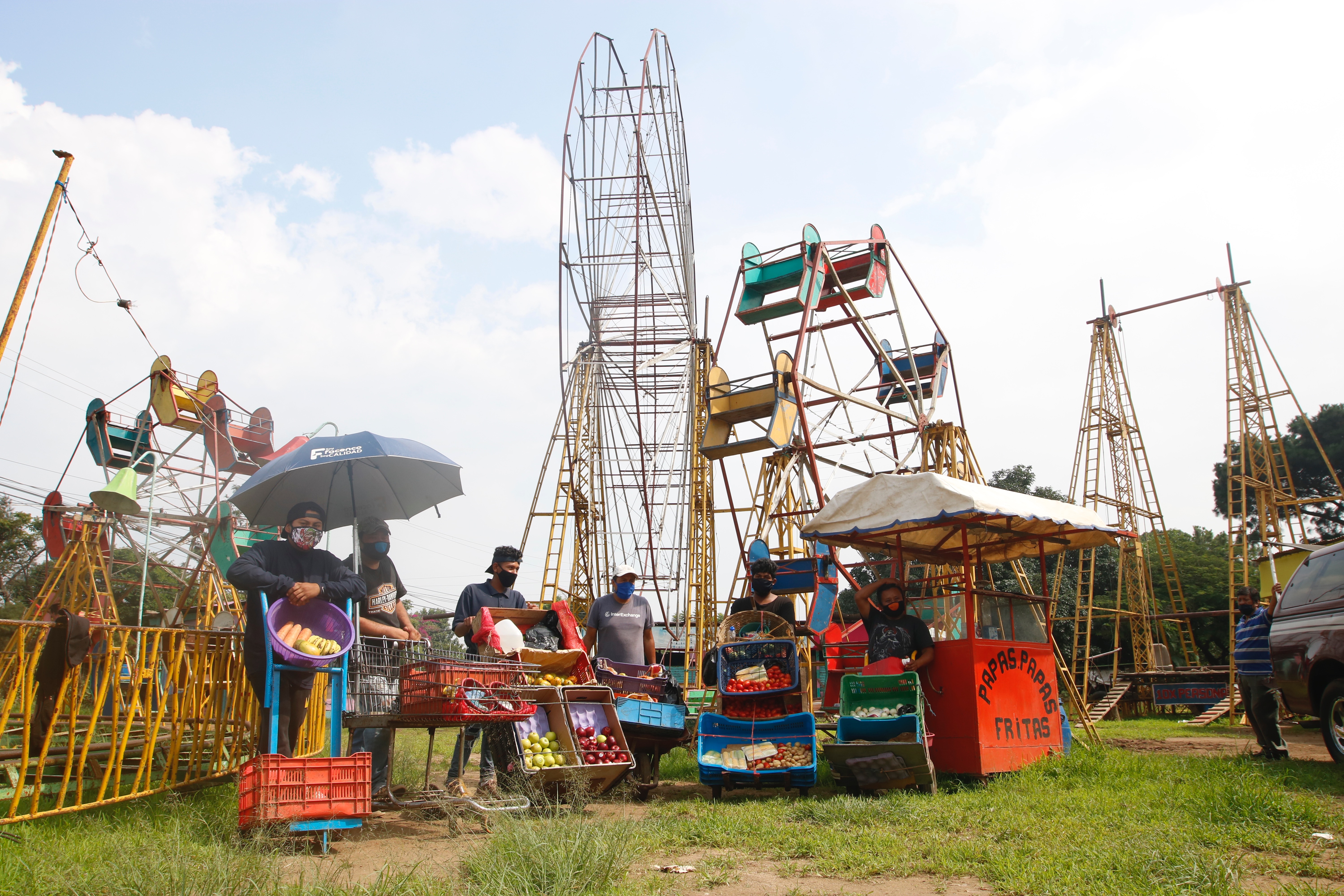 Algunos trabajadores de la feria venden fruta y verdura en las calles de La Comunidad, Mixco, las horas que les permite el toque de queda. Fotografía Prensa Libre: Fernando Cabrera.