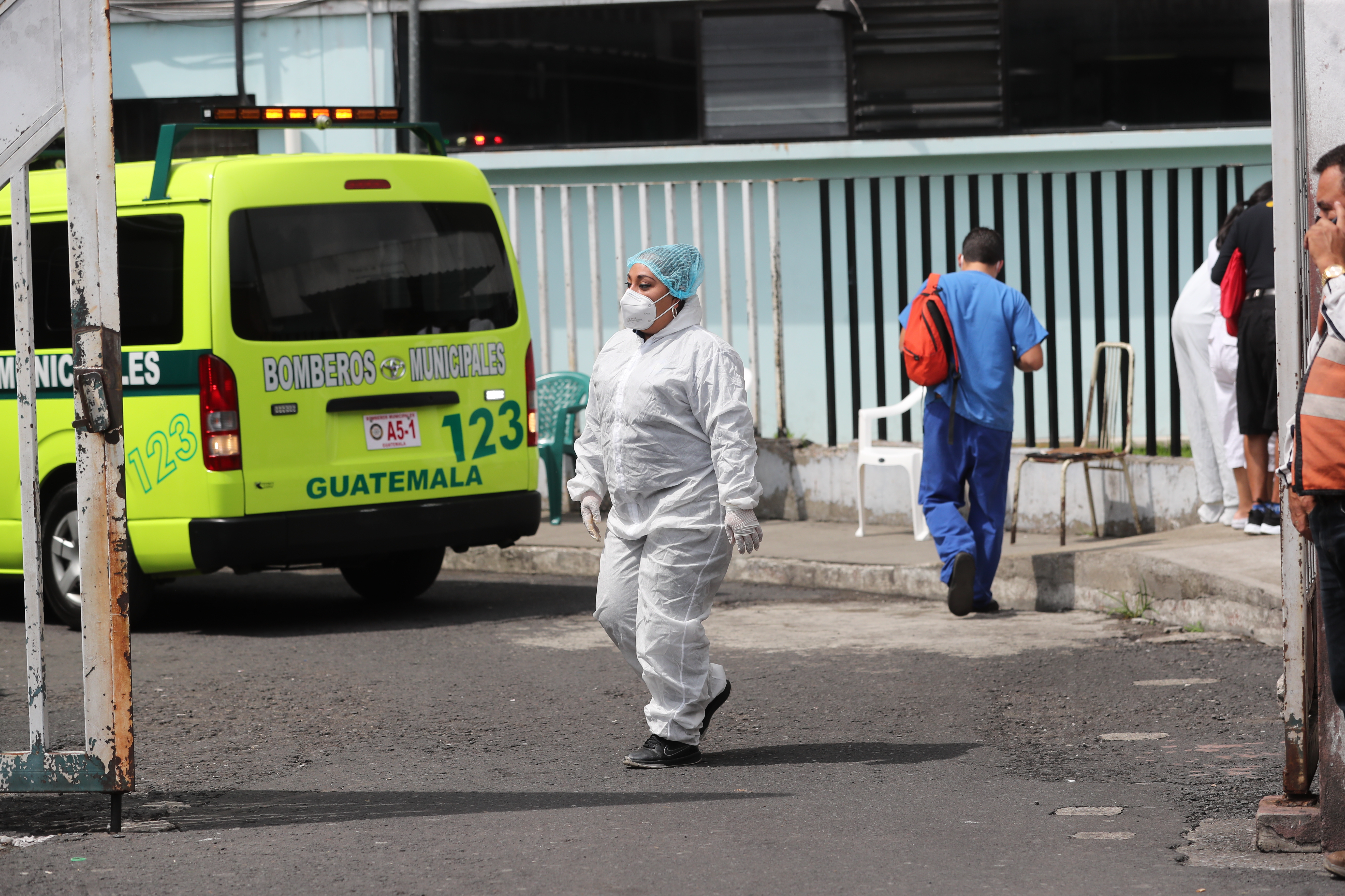 Varias personas se acercan al Hospital San Juan de Dios para pedir información de sus familiares internados por el coronavirus. (Foto Prensa Libre: Erick Ávila)