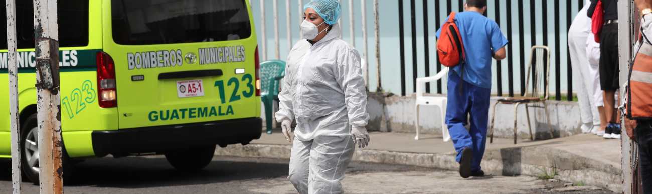 Varias personas se acercan al Hospital San Juan de Dios para pedir información de sus familiares internados por el coronavirus. (Foto Prensa Libre: Erick Ávila)