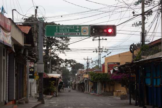 Uno de los lugares más transitados es la Calle Santander en Panajachel los fines de semana, pero ahora los pobladores piden a las personas ingresar a sus casas y cumplir con el confinamiento. Foto Prensa Libre: Óscar Rivas
