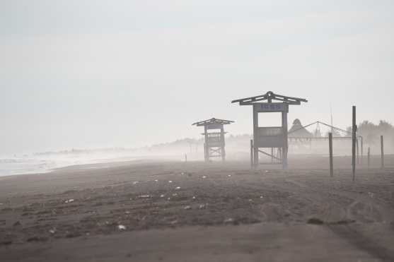 Entre los puestos de salvavidas vacíos avanza la brisa del mar que, sin turistas, se puede observar a simple vista. Foto Prensa Libre: Óscar Rivas