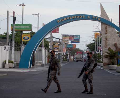 El Ejército de Guatemala patrulla en el ingreso al Puerto de San José, Escuintla después del toque de queda. (Foto Prensa Libre: Óscar Rivas)