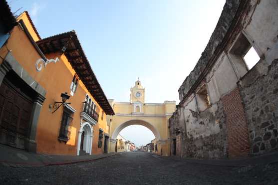 El Arco de Santa Catalina es otro de los puntos más visitados por los turistas en Guatemala, este año el lugar sólo pasan lugareños. Foto Prensa Libre: Óscar Rivas