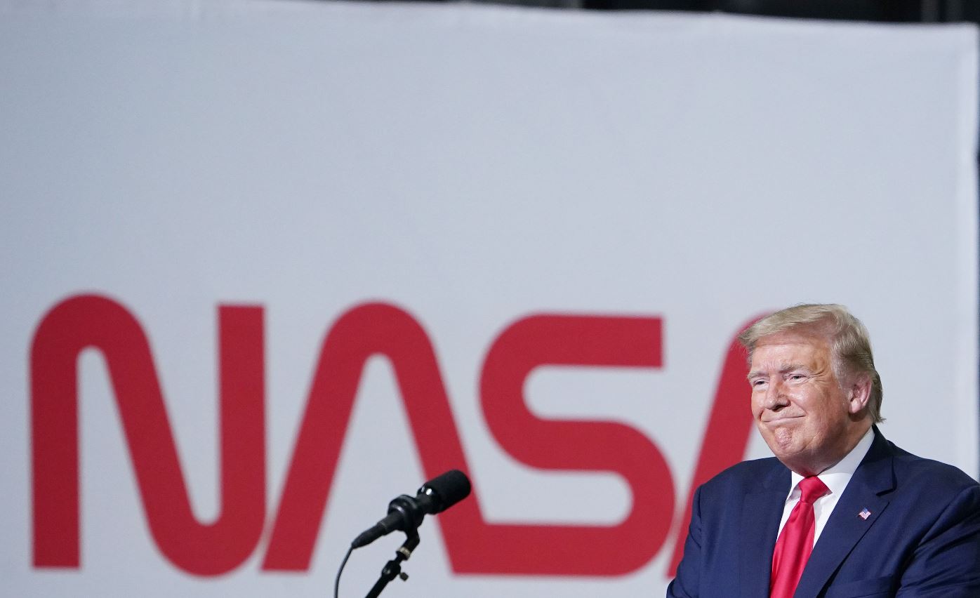El presidente Donald Trump, habla después del lanzamiento del cohete SpaceX Falcon 9 y la nave espacial Crew Dragon en la misión SpaceX Demo-2 de la Nasa. (Foto Prensa Libre: AFP)