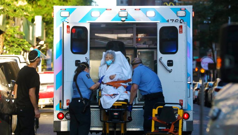 Una anciana es transportada a una ambulancia en el lado oeste de Manhattan en Nueva York, Nueva York, Estados Unidos, el 22 de junio de 2020. (Foto Prensa Libre: EFE).