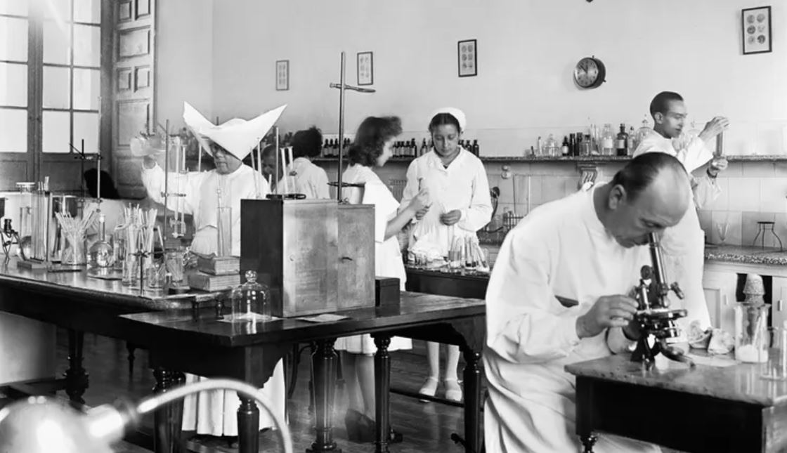 Laboratorio de análisis clínicos del Hospital Civil de Málaga. Años 50, siglo XX. Foto Arenas / Archivo Fotográfico de la Universidad de Málaga. @CTI-UMA 