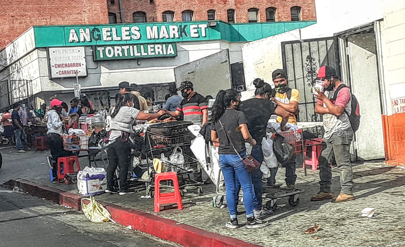 Personas venden comida en un área de La Pequeña Centroamérica, un barrio en Los Ángeles donde viven muchos guatemaltecos. (Foto Prensa Libre: Cortesía)