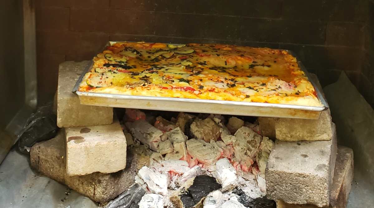 Esta pizza la puede preparar en la parrilla donde asa la carne.  Foto Prensa Libre: cortesía chef Helen Girón