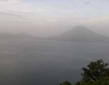Bruma sobre el Lago de Atitlán por paso del polvo del Sahara. (Foto Prensa Libre: Conred) 