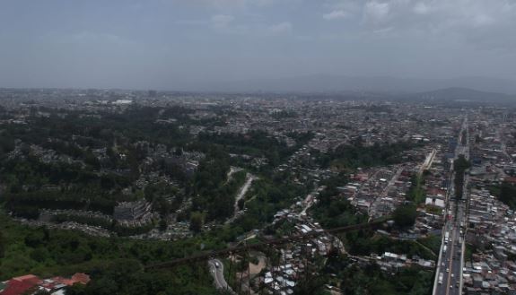 Vista de la ciudad de Guatemala donde se registra presencia del polvo del Sahara en el ambiente. (Foto Prensa Libre: Carlos Hernández). 