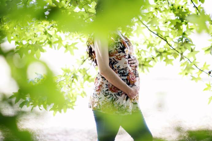 Numerosas advertencias sobre qué evitar durante el embarazo pueden causar estrés innecesario a las mujeres que ya están ansiosas porque están embarazadas. (Melissa Golden / The New York Times)