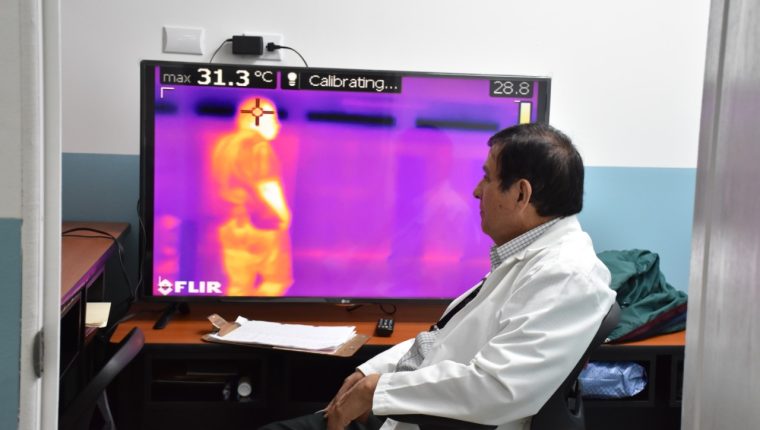 En enero el Ministerio de Salud instaló en el Aeropuerto La Aurora equipo para detectar la temperatura de los pasajeros, semanas después se cerraron las fronteras. (Foto Prensa Libre: MSPAS)