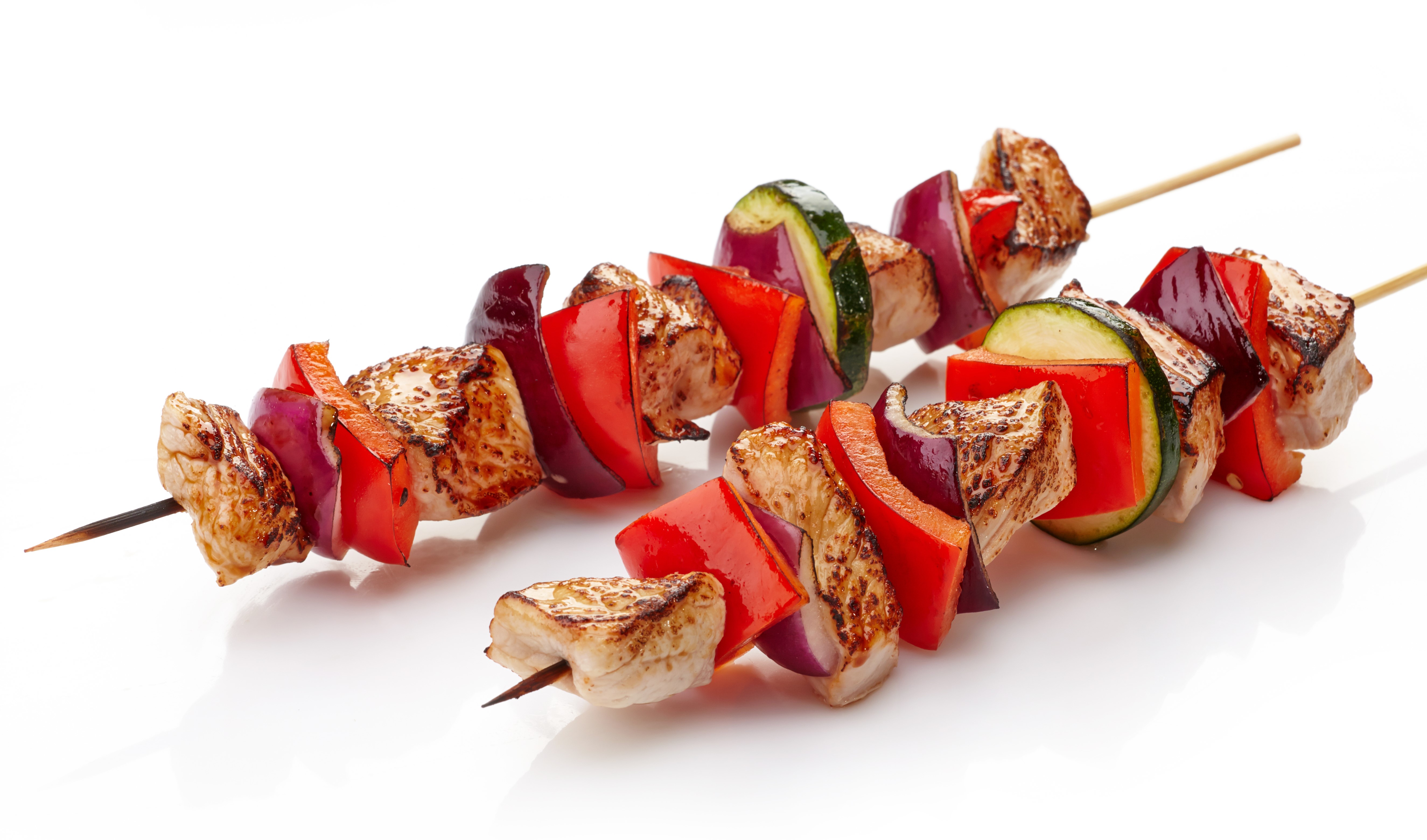 Los pinchos son una forma distinta de comer carne asada. Puede agregar zuchini para darles más color. Foto ShutterStock