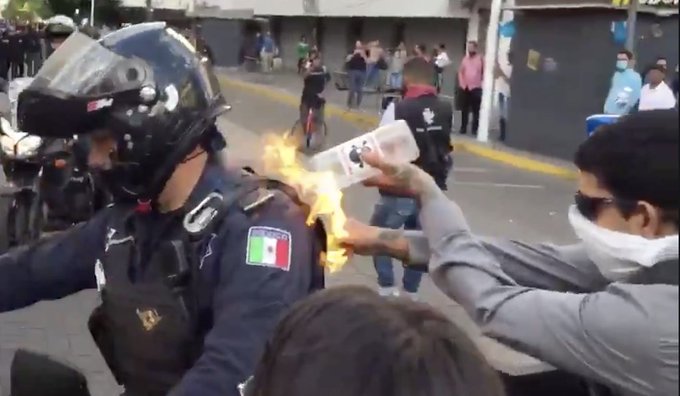 Manifestante es grabado cuando le prende fuego a un policía en Guadalajara