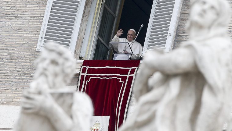 El papa Francisco en un saludo a fieles en el Vaticano. (Foto Prensa Libre: EFE)