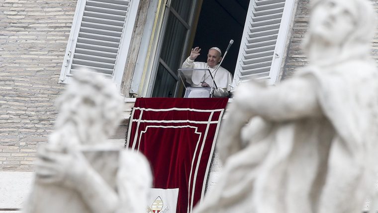 El papa Francisco en un saludo a fieles en el Vaticano. (Foto Prensa Libre: Hemeroteca PL). 