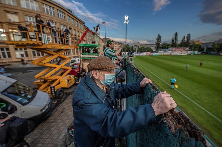 Los aficionados del Bohemians 1905 y el Sparta Praga, se las ingeniaron para ver el derbi de la liga checa. Foto Prensa Libre: EFE