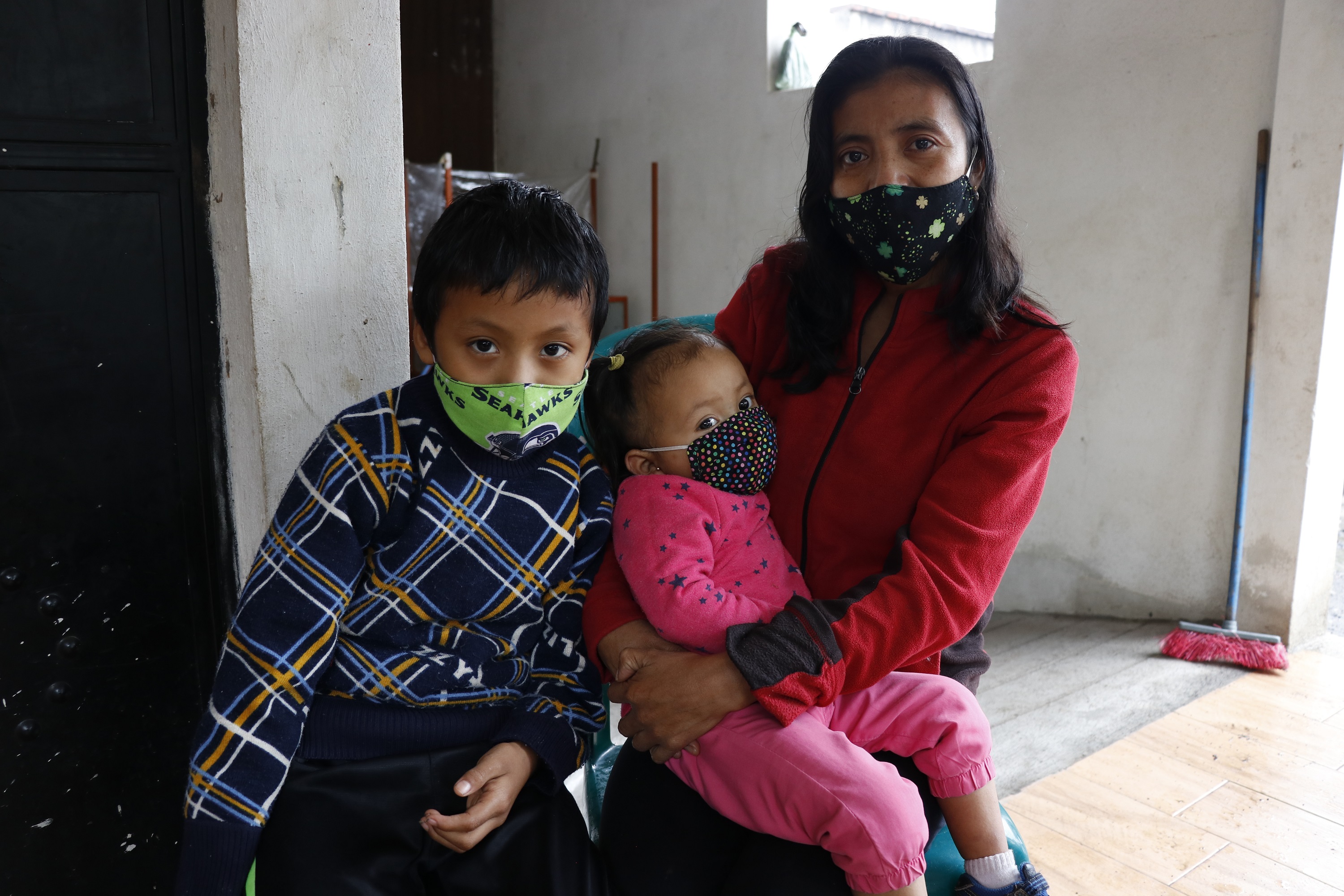 Gloria Noemí Cojolón y sus dos hijos, Dulce Abigail y Javier Alexánder, recuerda a su esposo, Antonio Castillo, desaparecido durante la erupción del Volcán de Fuego de hace dos años. (Foto Prensa Libre: Julio Sicán)