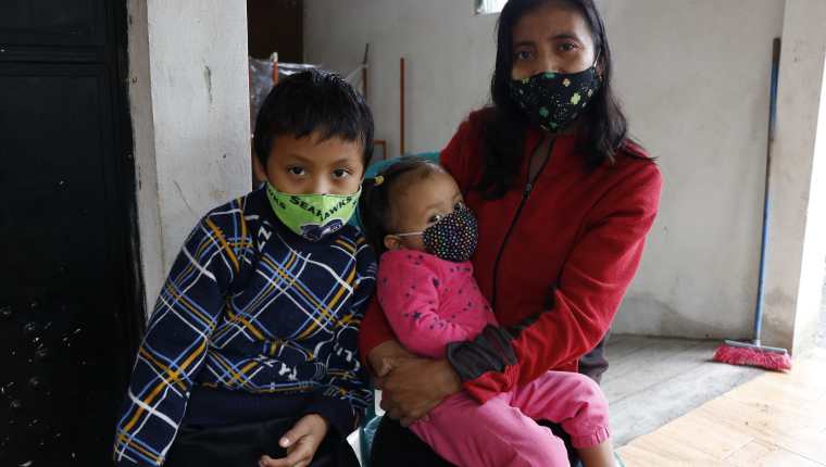 Gloria Noemí Cojolón y sus dos hijos, Dulce Abigail y Javier Alexánder, recuerda a su esposo, Antonio Castillo, desaparecido durante la erupción del Volcán de Fuego de hace dos años. (Foto Prensa Libre: Julio Sicán)