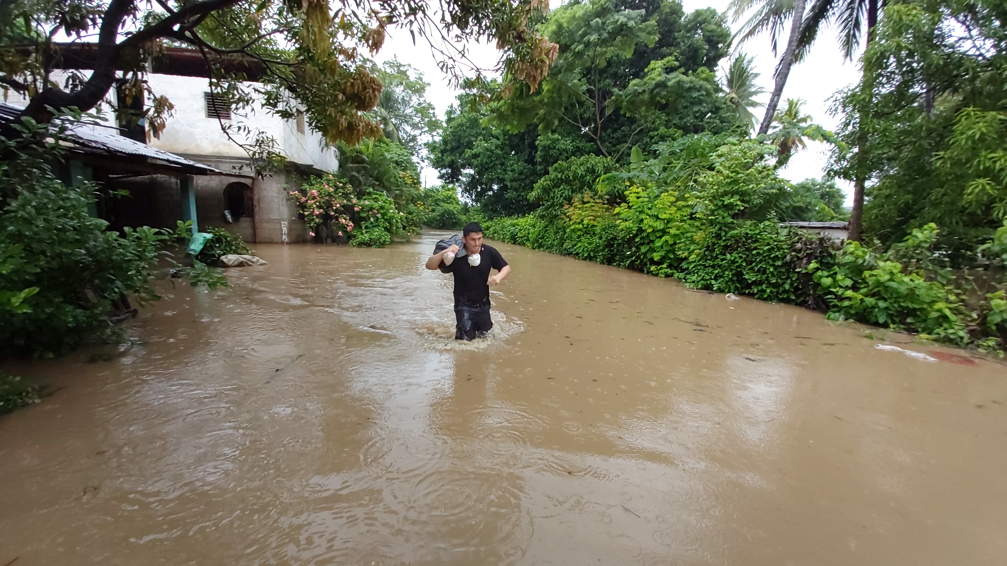 Ante la crecida del río, vecinos rescataron algunos objetos de valor de sus viviendas durante la evacuación. (Foto Prensa Libre: Marvin Túnchez) 