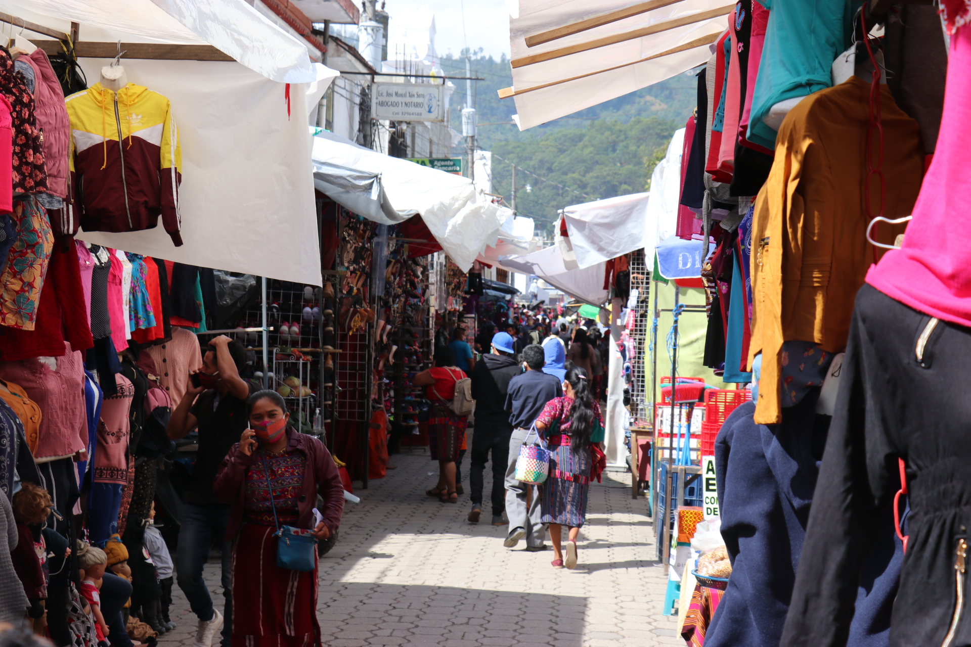 Comerciantes de Chichicastenango, Quiché, abren mercado municipal y se reportan aglomeraciones. (Foto Prensa Libre: Héctor Cordero)