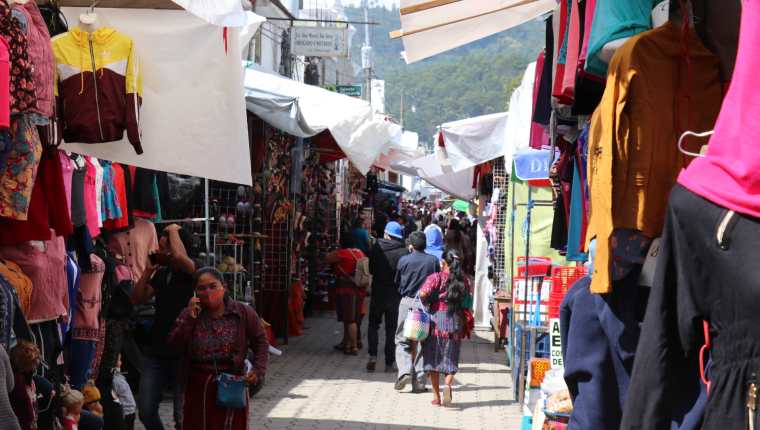 Comerciantes de Chichicastenango, Quiché, abren mercado municipal y se reportan aglomeraciones. (Foto Prensa Libre: Héctor Cordero)