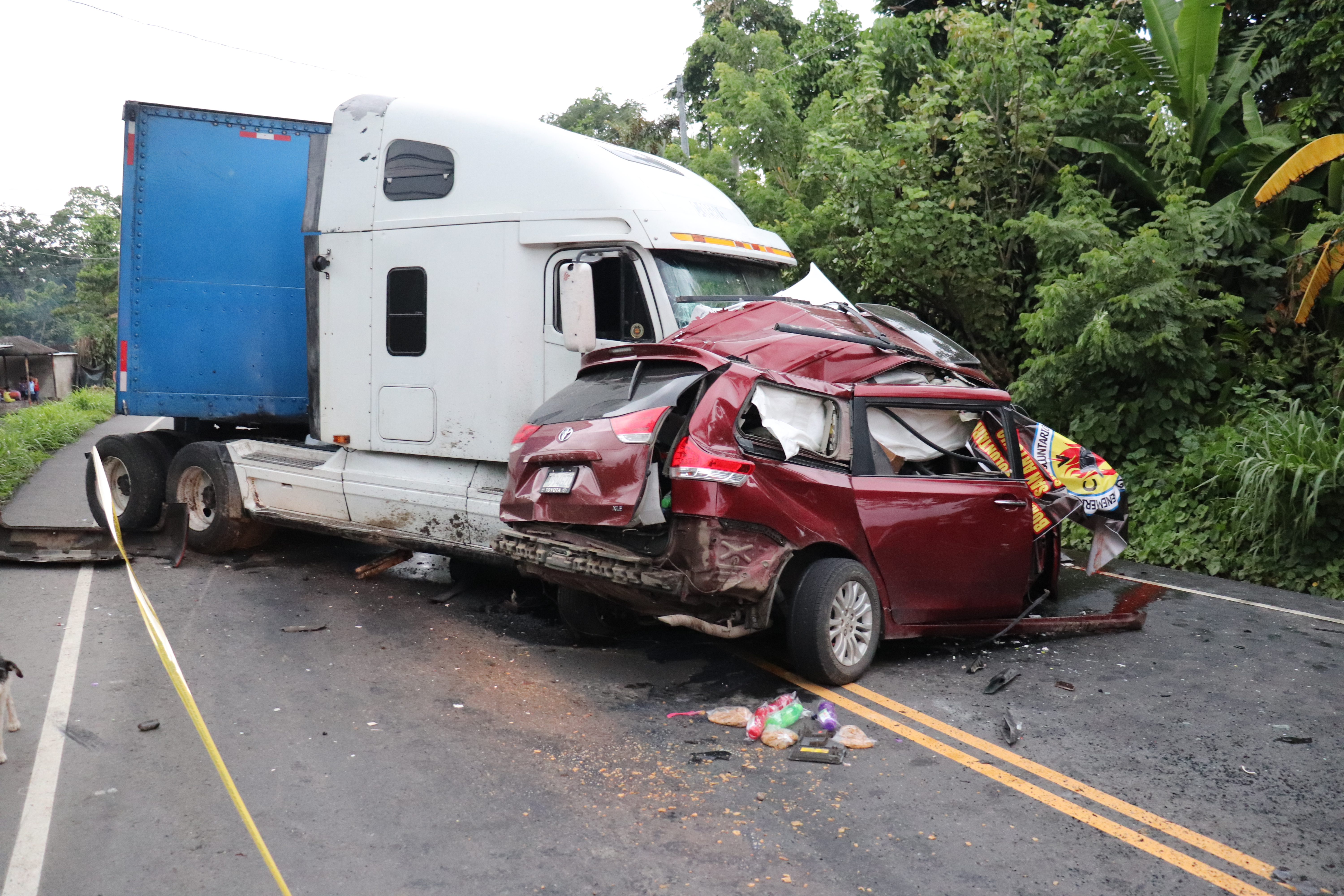 Choque de tráiler y camioneta ocurrido en junio de 2020 en el kilómetro 145 de la ruta CA-2 occidente. (Foto Prensa Libre: Marvin Túnchez) 