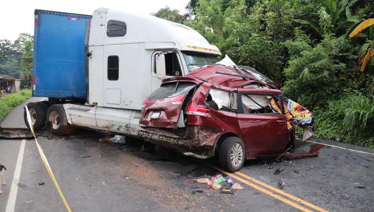 Choque de tráiler y camioneta ocurrido en junio de 2020 en el kilómetro 145 de la ruta CA-2 occidente. (Foto Prensa Libre: Marvin Túnchez) 