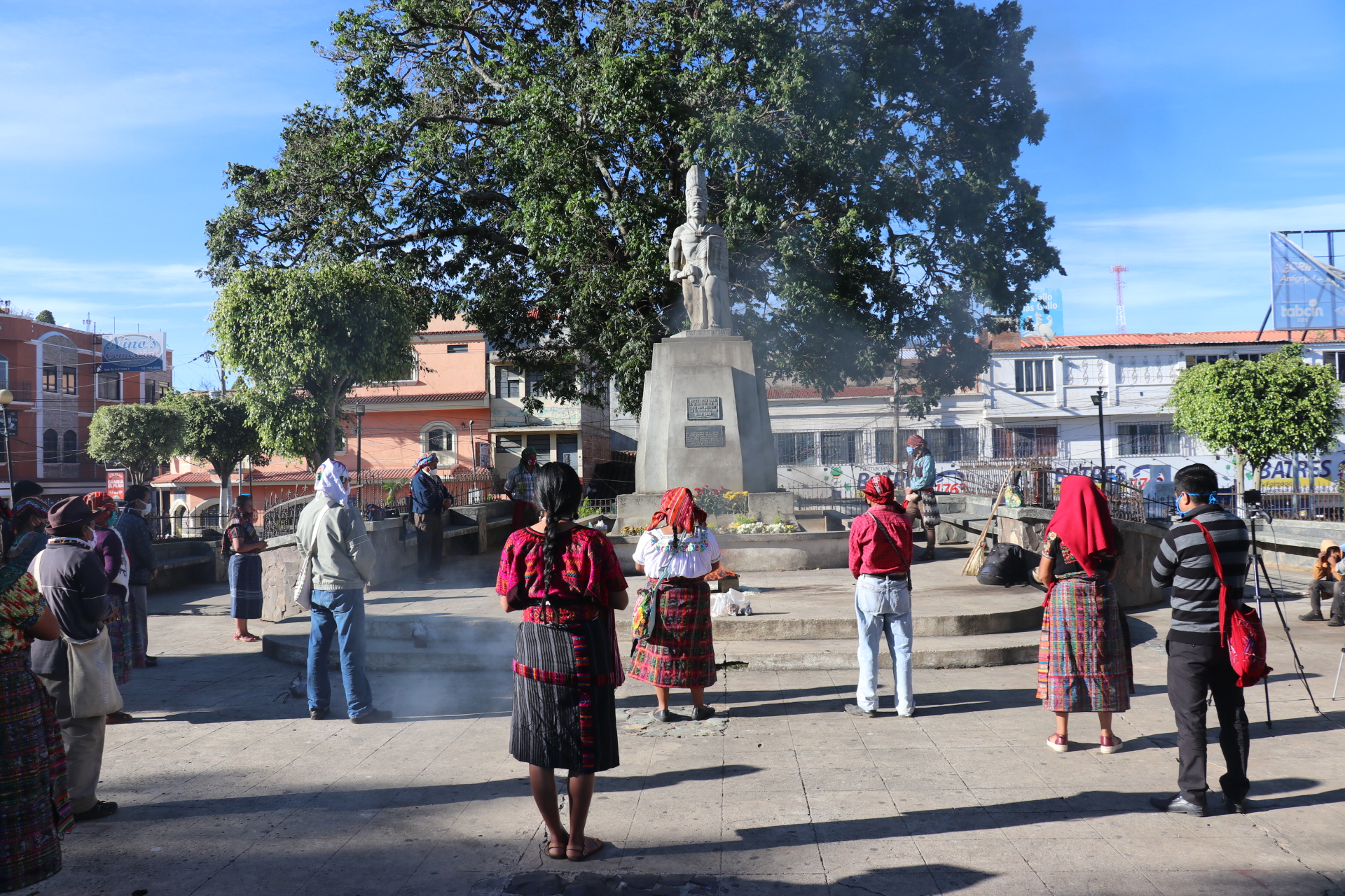 Guías espirituales mayas y líderes indígenas se reunieron frente a la estatua de Tecún Umán, en Santa Cruz del Quiché, para repudiar la muerte de Domingo Choc, en Petén. (Foto Prensa Libre: Yesica Tol)