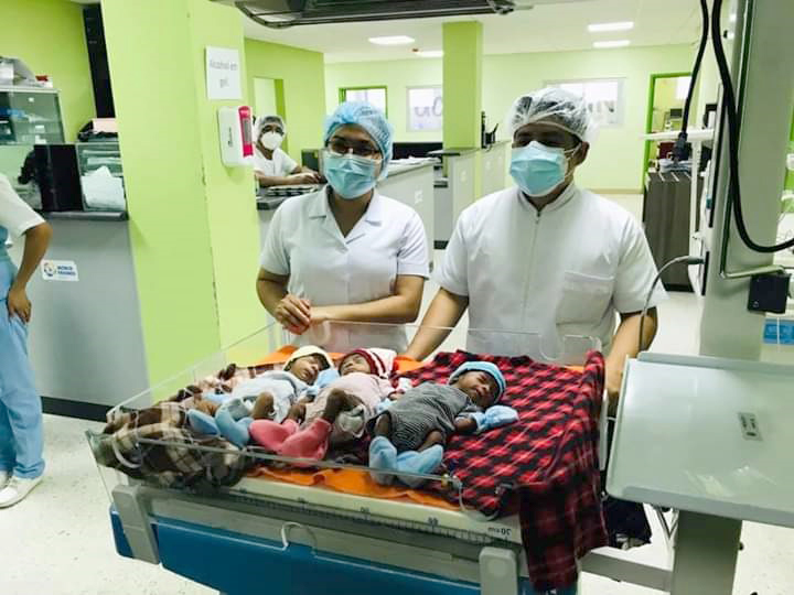 El nacimiento de trillizos en el Hospital Regional de Huehuetenango sorprende a los médicos que también se enfrentan a la pandemia de coronavirus. (Foto Prensa Libre: Mike Castillo)