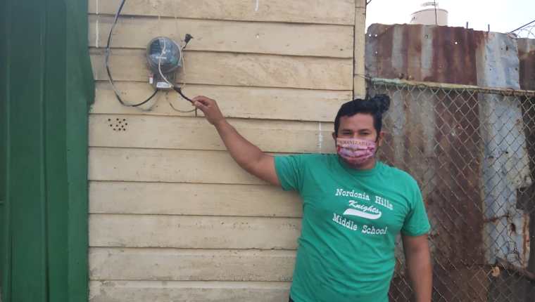 Por no entregar recibo de electricidad con el código del bono, los arrendatarios le cortaron la electricidad. (Foto Prensa Libre: Marvin Túnchez)