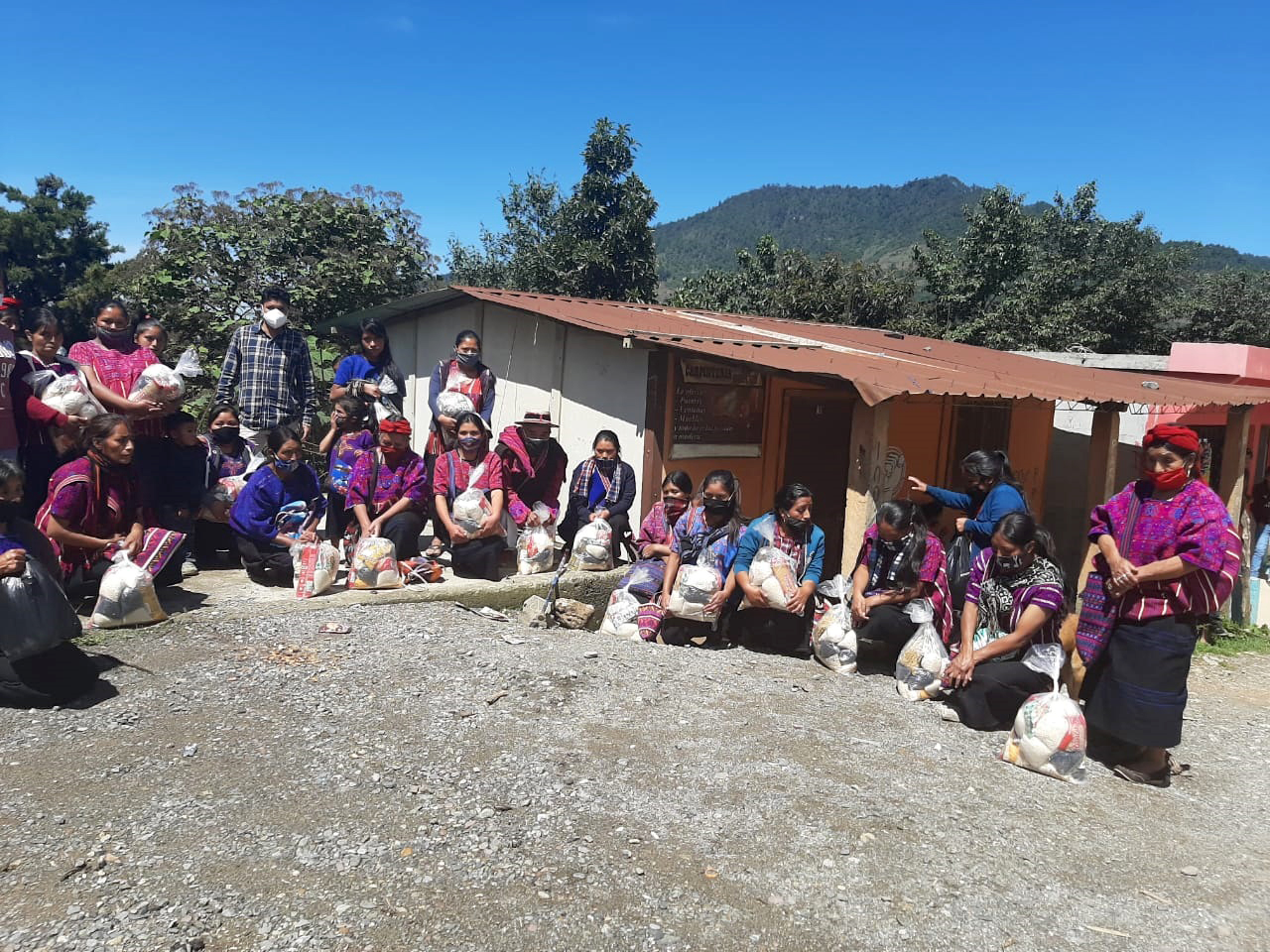 Un grupo de mujeres de escasos recursos de San Juan Atitán, Huehuetenango, reciben la ayuda donada por el migrante Willy Juárez. (Foto Prensa Libre: Mike Castillo)