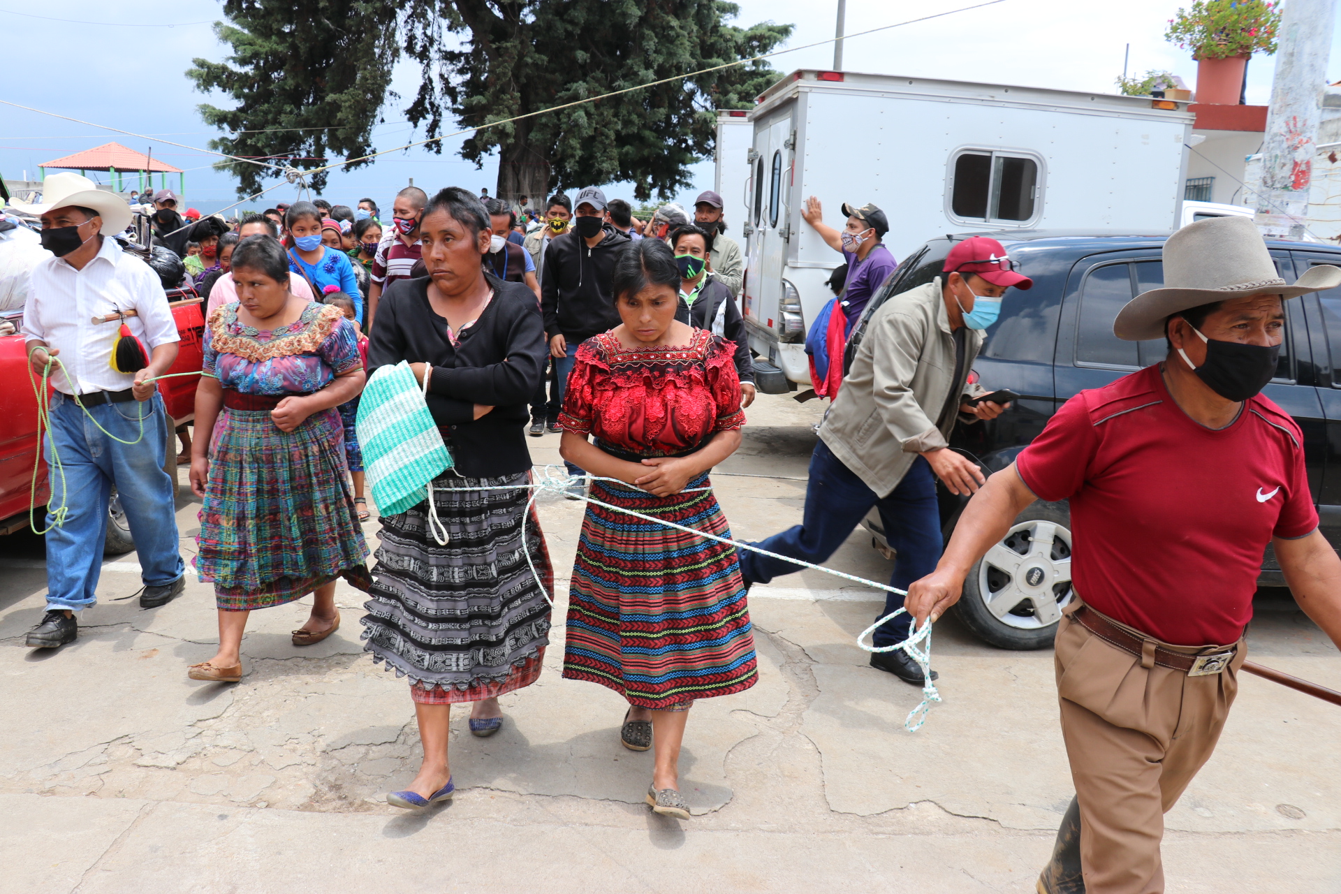 Las tres mujeres y los dos hombres son trasladados a la plaza de San Pedro Jocopilas donde recibirían castigos por autoridades indígenas, (Foto Prensa Libre: Héctor Cordero)