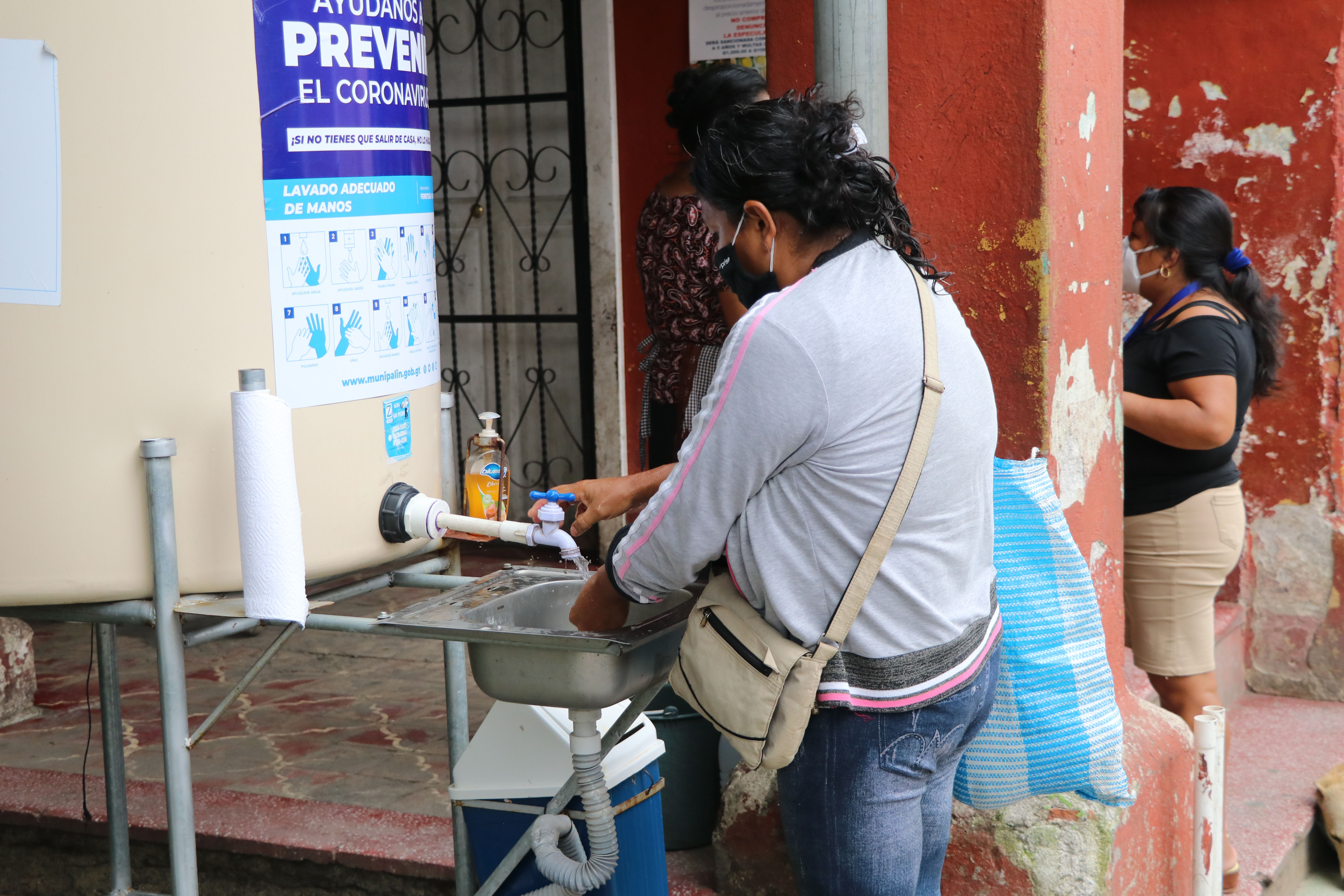 Cuatro estaciones para el lavado de manos fueron instaladas en la zona comercial de Palín. (Foto Prensa Libre: Carlos Paredes)