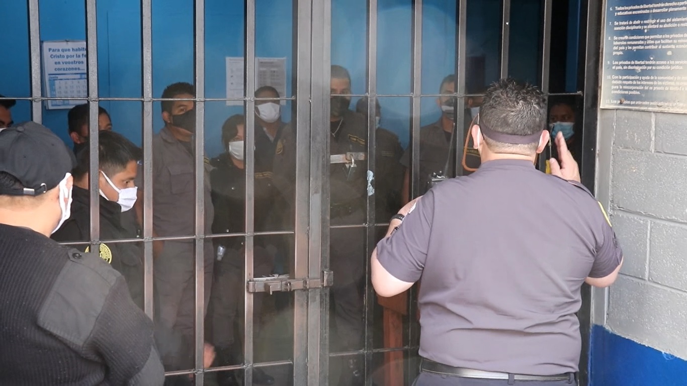 Director del Sistema Penitenciario discute con los guardias penitenciarios que no quieren ser trasladados a cuarentena por Covid-19, (Foto Prensa Libre: Héctor Cordero)