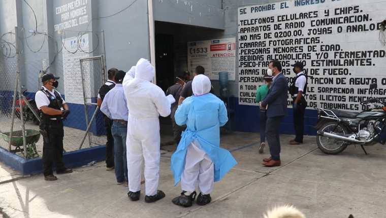 Personal del IGSS ingresa al preventivo para varones de Santa Cruz del Quiché para dialogar con ellos, (Foto Prensa Libre: Héctor Cordero)