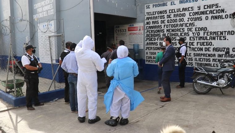 Personal del IGSS ingresa al preventivo para varones de Santa Cruz del QuichÃ© para dialogar con ellos, (Foto Prensa Libre: HÃ©ctor Cordero)