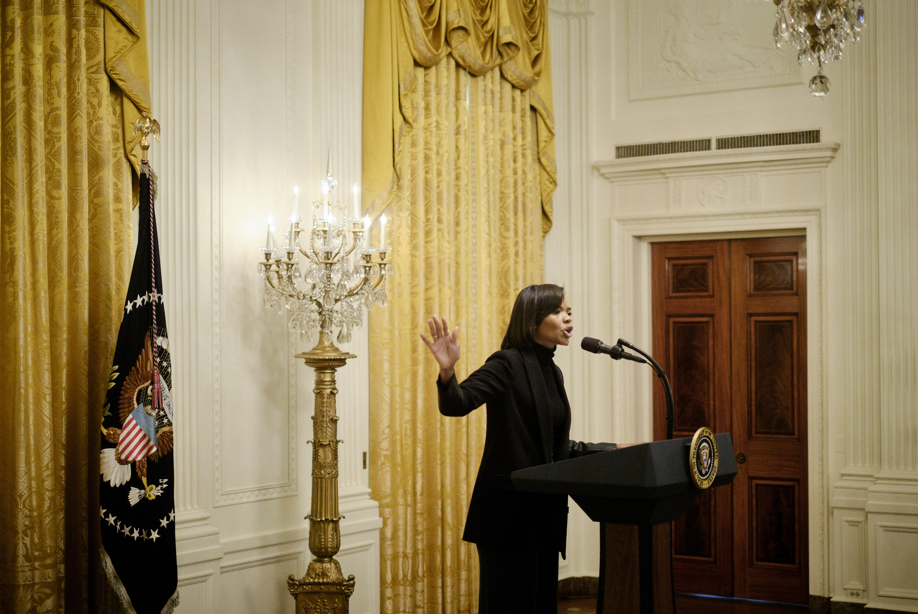 Candace Owens, comentarista conservadora y activista pro-Trump, habla en un evento de la Cumbre de Liderazgo de Jóvenes Negros en la Casa Blanca en Washington, el 4 de octubre de 2019. (Foto Prensa Libre: The New York Times)