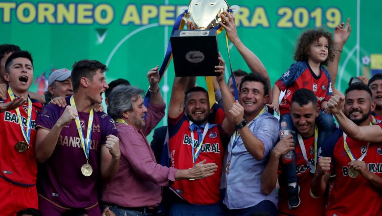 Municipal comenzará la defensa de su título frente a Iztapa. El clásico lo jugará en la fecha 11. (Foto Prensa Libre: Hemeroteca PL)