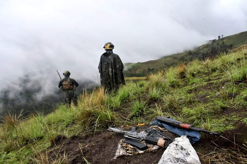 Dos elementos del Ejército custodian el lugar donde localizaron los fusiles. (Foto Prensa Libre: Ejercito de Guatemala) 