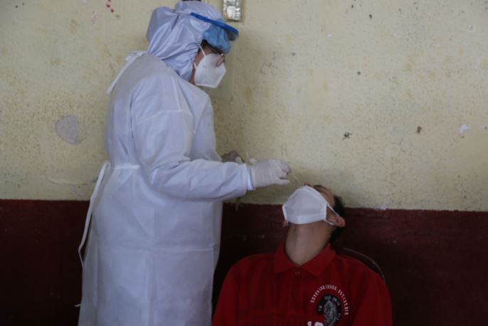 Ministerio de Salud Pública efectúa pruebas de covid-19 a reos . (Foto Prensa Libre: Ministerio de Gobernación)